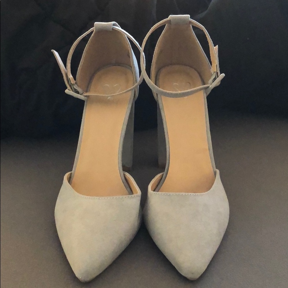 Light Grey pointed toed heels w/thin ankle strap